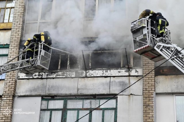 Херсоні рятувальники під час гасіння пожежі в багатоповерхівці врятували 6 людей