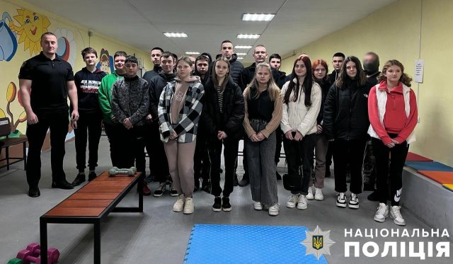 На Херсонщині у бомбосховищі поліцейські провели для дітей заняття з самооборони та лікувальної гімнастики