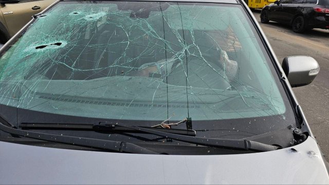 У Херсоні внаслідок обстрілу таксі одна людина загинула, ще двоє - поранені
