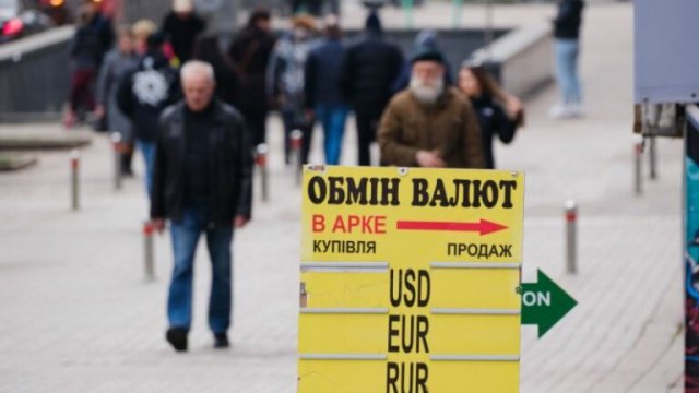 Курс долара “підігрівають“ самі українці: чи продовжить падати гривня
