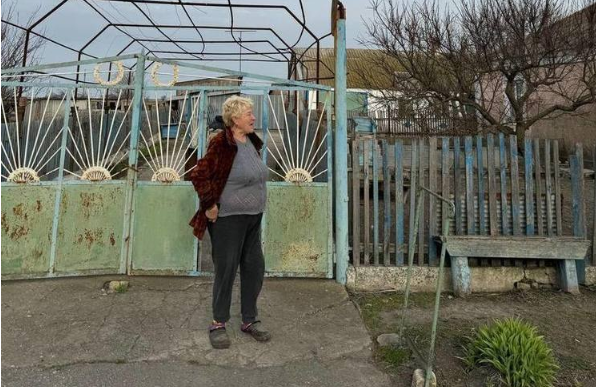 Паркан замість сина: росіяни пообіцяли матері загиблого на фронті херсонського колаборанта відремонтувати огорожу навколо будинку