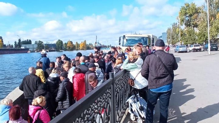 Росіяни сподіваються подолати брак кадрів на лівобережжі Херсонщини за допомогою повернення місцевих “евакуйованих” спеціалістів