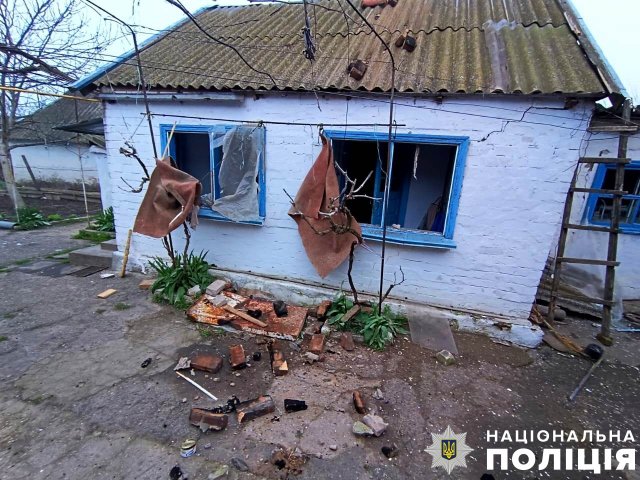 Окупанти вдарили дроном по житловому будинку у Новобериславі на Херсонщині: є постраждалий