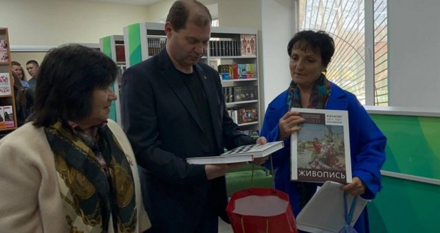 Генічеському районі росіяни відкрили «оновлену» бібліотеку і завезли туди книжки своїх письменників