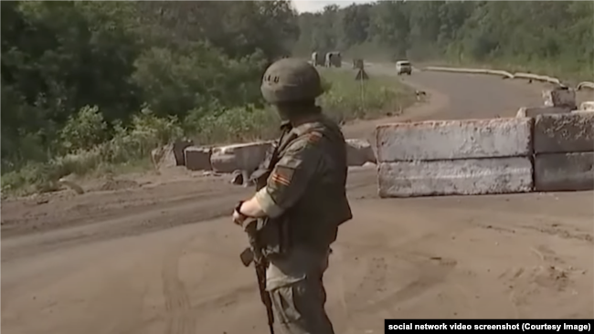 На блокпостах між Херсонщиною та Кримом російські військові проводять допити, змушують роздягатися, розповідають українці