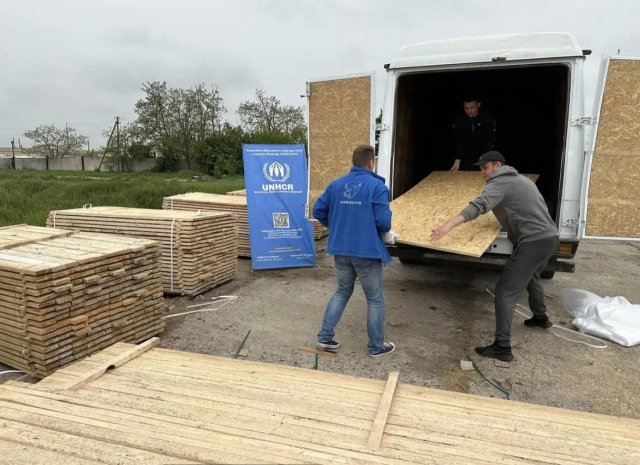 Понад 170 жителів Херсона та Білозерки отримали матеріали для швидкого ремонту своїх осель