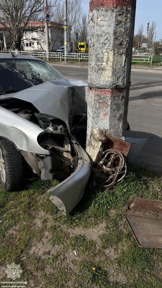 В Херсоне водій Daewoo не впорався з керуванням й зіткнувся з електроопорою