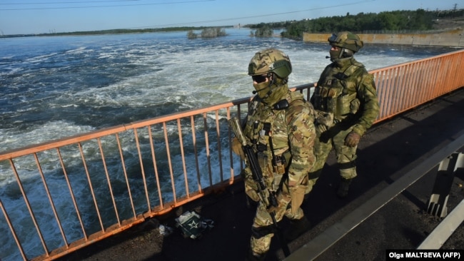 Російські військові на автомобільному мості біля Каховської ГЕС. Неподалік Нової Каховки на Херсонщині, 20 травня 2022 року