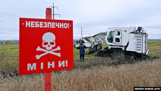 Українські військовослужбовці використовують машину для розмінування Armtrac 400, здатну розмінувати 2400 квадратних метрів на годину. Харківська область, 27 жовтня 2022 року