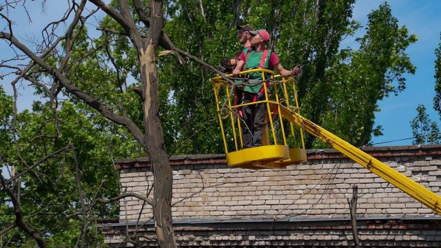 У Херсоні комунальники відновили комунікації у пошкоджених внаслідок авіаудару житлових будинках