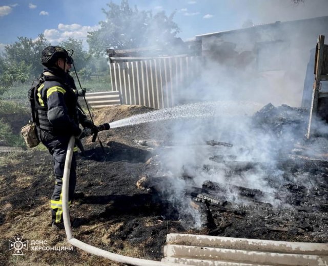 Високопільські рятувальники гасили пожежу господарчої споруди