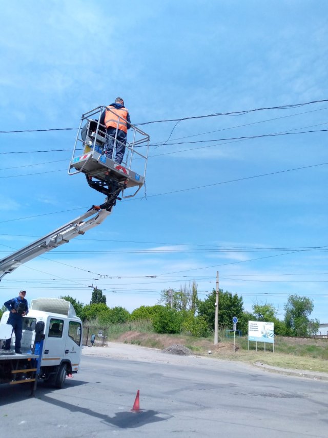 Працівники КП "Херсонміськсвітло" демонтували три аварійні залізобетонні опори