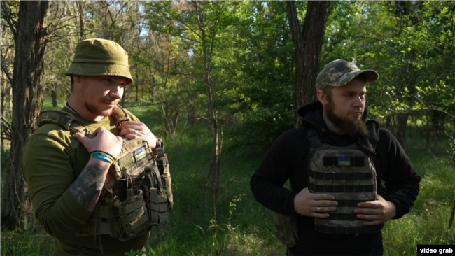 Євген (ліворуч) та Артур, військовослужбовці ЗСУ, воюють на американській гаубиці М777