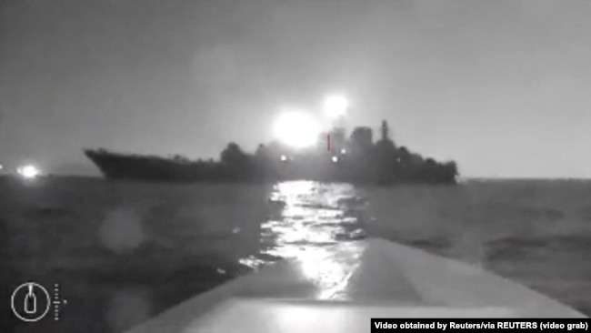 Скріншот із відео, поширеного 4 серпня 2023 року. На відео, як стверджують, морський дрон (безекіпажний-катер) наближається до російського десантного корабля «Оленьогірський гірник» поблизу порту Новоросійська
