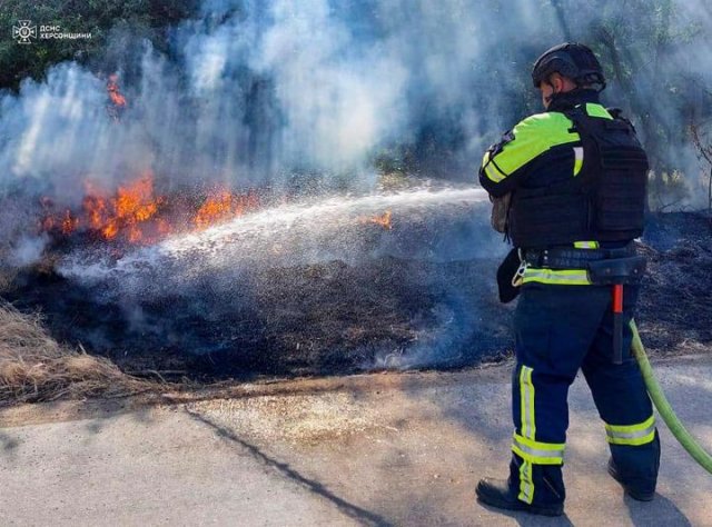 Рятувальники продовжують боротися з пожежами в Херсонській області