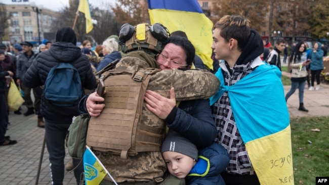 Місцеві жителі обіймають українського солдата під час святкування визволення Херсона з російської окупації, 13 листопада 2022 року