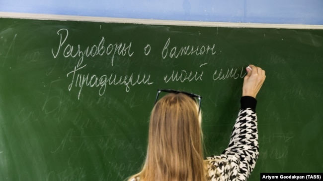 Окупанти доволі швидко запроваджують російські навчальні програми на захоплених територіях