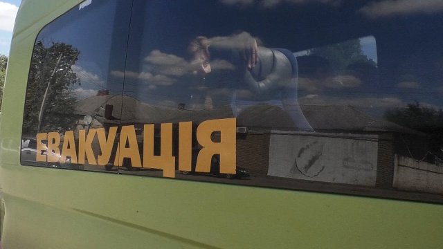 На Херсонщині поліцейські евакуювали до лікарні двох поранених внаслідок російського обстрілу Михайлівки