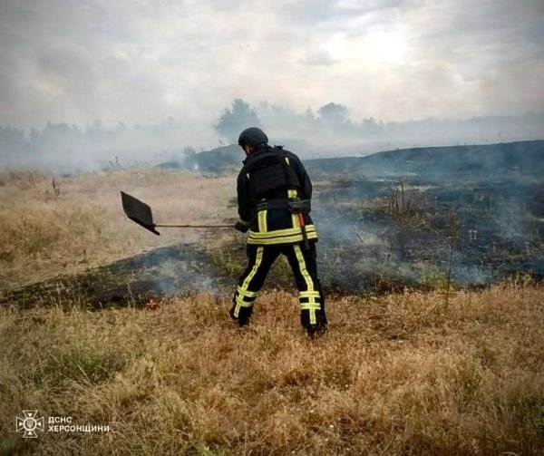 Рятувальники продовжують боротьбу з ворожими обстрілами