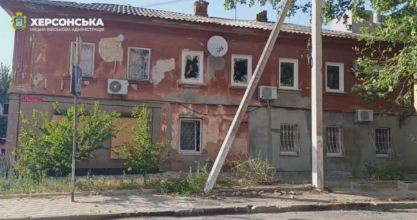 Росіяни вдарили по центру Херсона: пошкоджені будинки та автомобілі