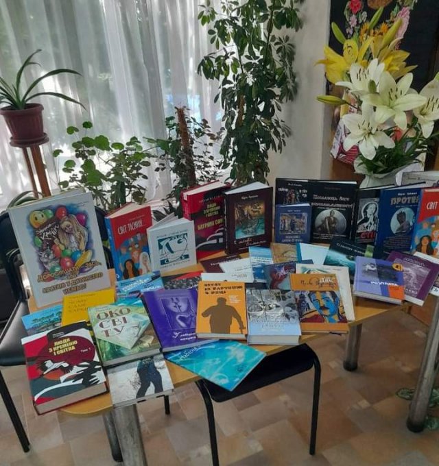 Львівські письменники зібрали книги для бібліотек деокупованої Херсонщини