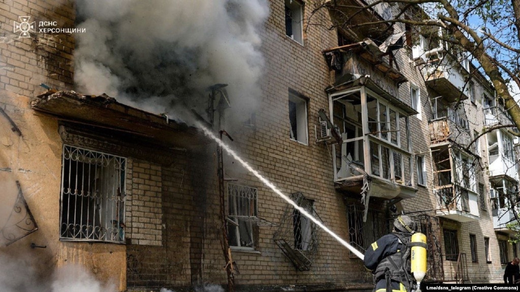 Російські військові атакували житлові будинки в Херсоні: снарядами побило дахи, вікна, балкони – ОВА