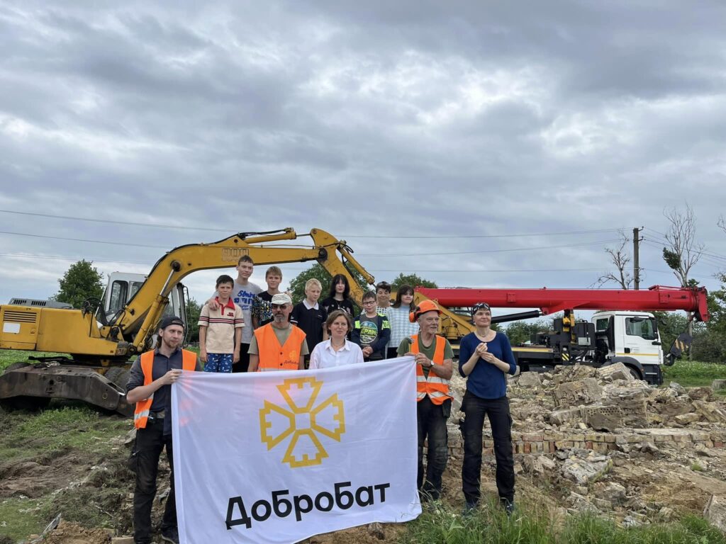 Волонтери Добробату розпочали підготовку до зведення будинку для переселенців з Херсонщини