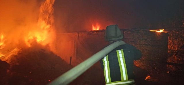 Рятувальники гасили  палаючий будинок