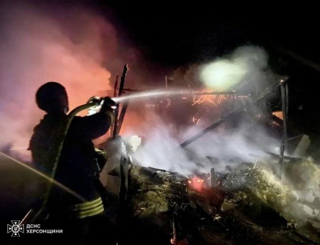 Великоолександрівські рятувальники гасили пожежу складського приміщення з сіном