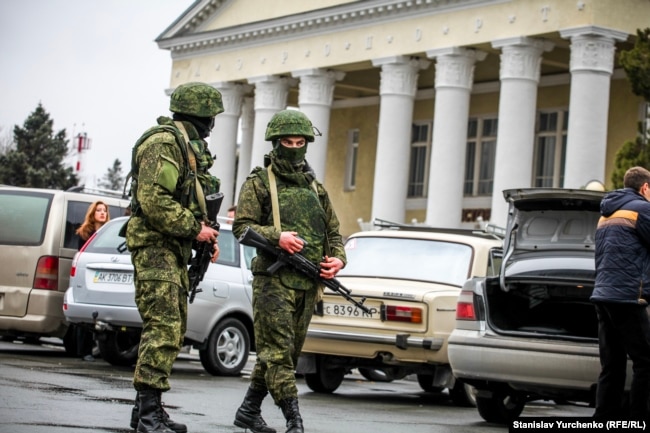 Озброєні російські військові без розпізнавальних знаків (так звані «зелені чоловічки») в аеропорту Сімферополя, 28 лютого 2014 року