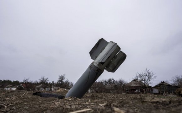 Опівдні російська армія з артилерії обстріляла селище Приозерне