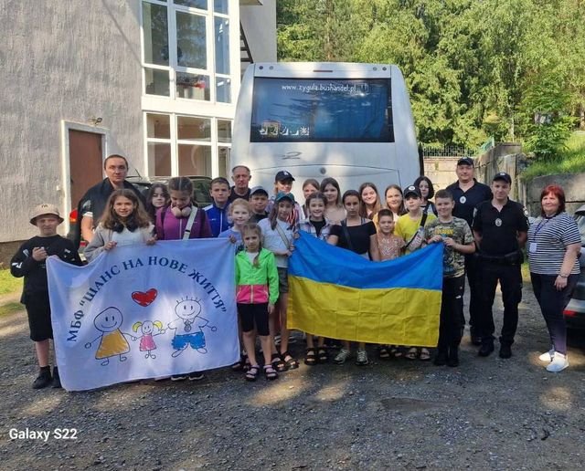 14 дітей з Херсонщини вирушили на терапевтичний відпочинок до Карпат