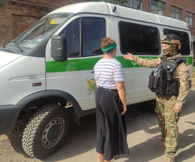 «Сміливі» окупанти хвастають, що змогли покарати беззахисну жінку