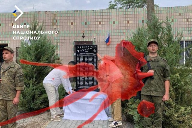 Окупанти почали встановлювати “пам’ятники” воєнним злочинцям