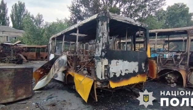 У Херсоні внаслідок обстрілу горіли списані автобуси