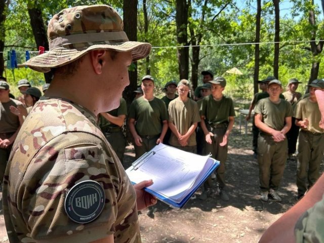 У окупантів закінчились діти, які хочуть у військові табори добровільно