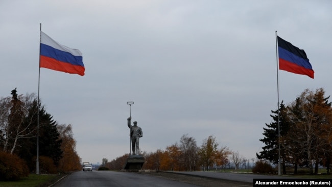 Пам’ятник сталевару на в’їзді в тимчасово окупований Маріуполь, листопад 2022 року