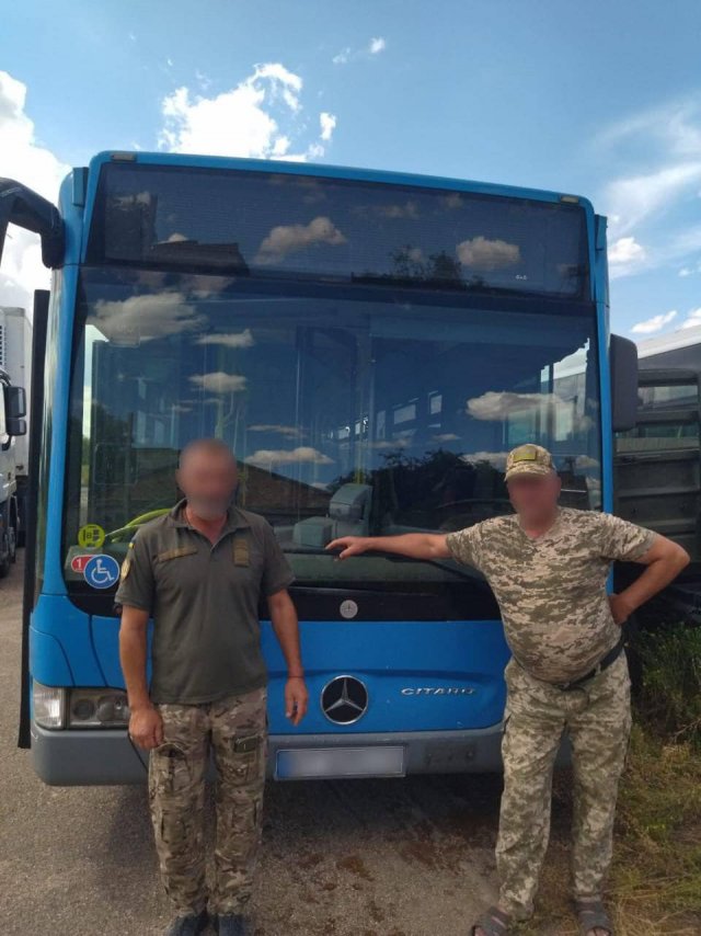 Підрозділам ВСУ на Херсонському напрямку передали автобус