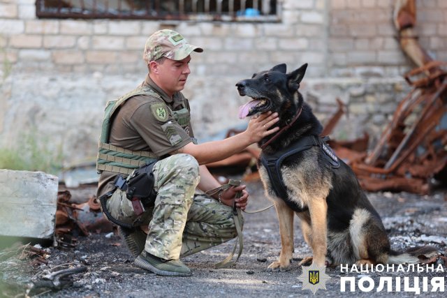 «Я міг би виїхати в будь-який момент зі своєю родиною за кордон, але я тут, служу українському народу», – поліцейський-кінолог Вадим Стоколос