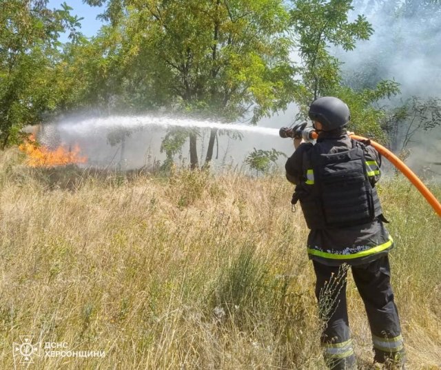 Рятувальники Херсонщини ліквідували 7 пожеж спричинених ворожими обстрілами