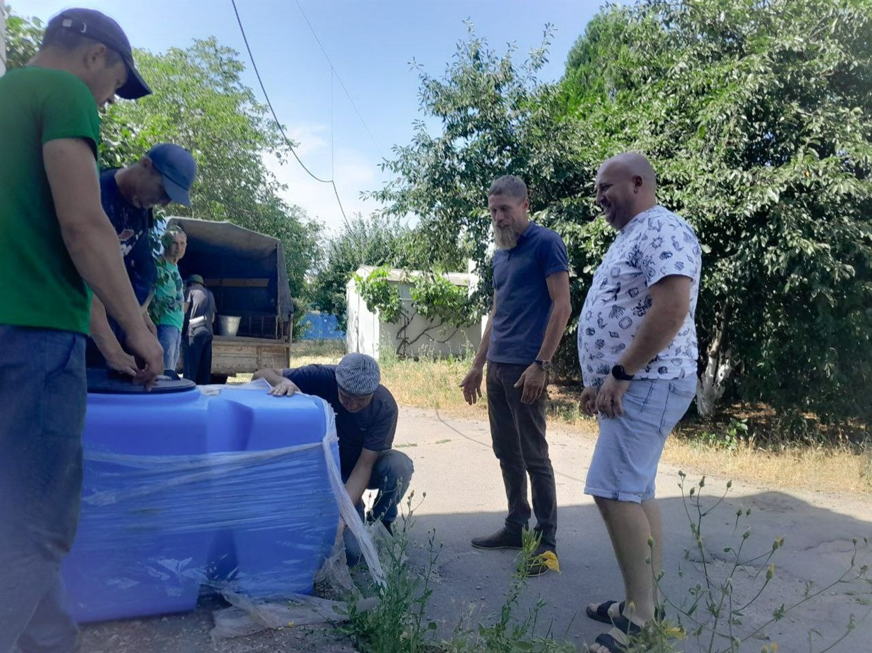 До Малокаховки доставили бак із питною водою.