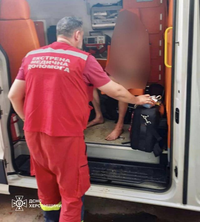 Херсонські рятувальники врятували на пожежі чоловіка