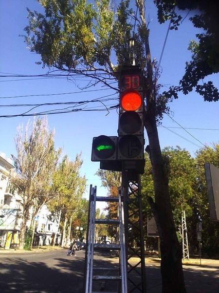 Працівники КП "Херсонміськсвітло" відремонтувало два світлофора в Центральному та Корабельному районах