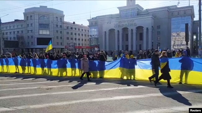 Під час акції в центрі Херсона проти російської окупації, 13 березня 2022 року