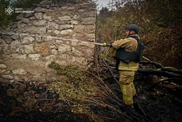 Вогнеборці продовжують боротися з пожежами на Херсонщині