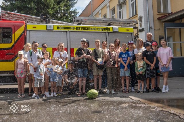 Діти-переселенці з Херсонщини відвідали пожежно-рятувальну частину у Києві