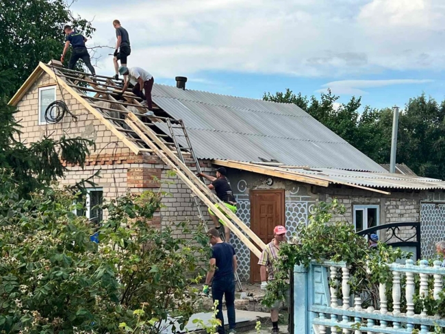 Майстри з Рівненщини продовжують відбудовувати поруйновану ворогом Херсонщину