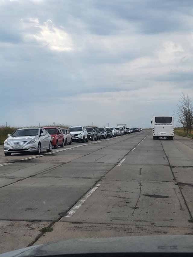 Пропагандисти показали черги машин на Арабатці, але не вказали причину