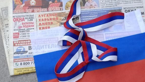 На ТОТ Херсонщини жителі спалюють російські прапори