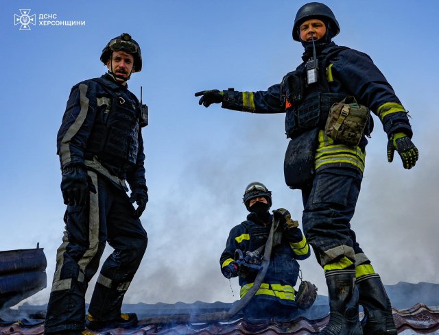 Рятувальник продовжують відчайдушну боротьбу з наслідками обстрілів